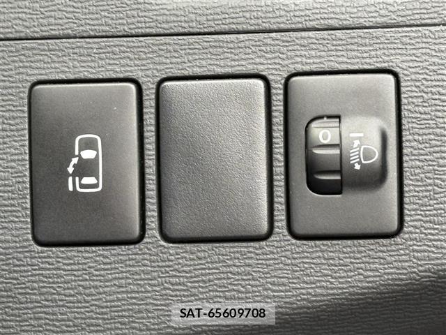 Toyota ISIS 2011 8825614-3