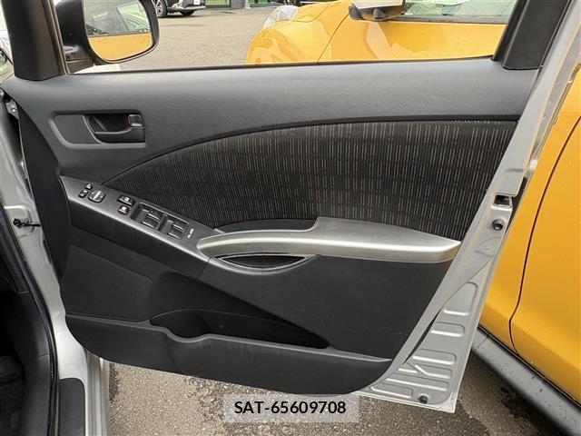 Toyota ISIS 2011 8825614-6