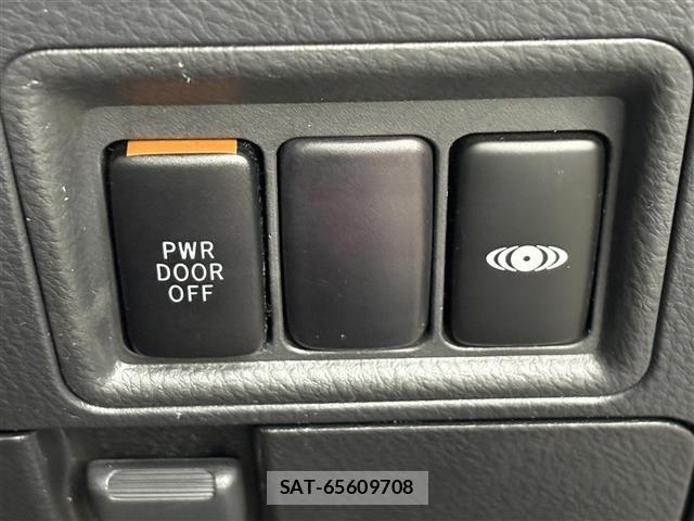 Toyota ISIS 2011 8825614-7