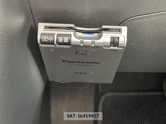 Toyota ISIS 2010 8825616-1