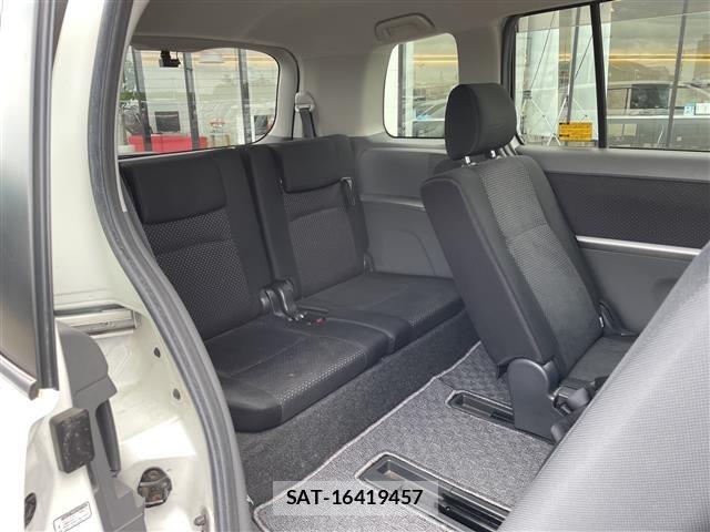 Toyota ISIS 2010 8825616-10
