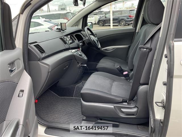Toyota ISIS 2010 8825616-11