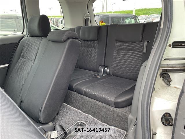 Toyota ISIS 2010 8825616-12