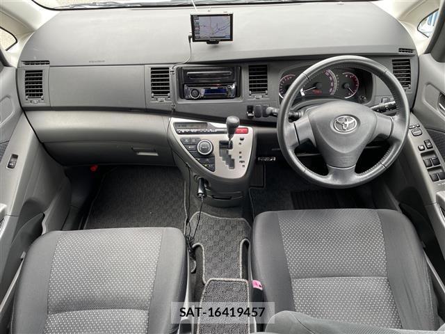 Toyota ISIS 2010 8825616-14
