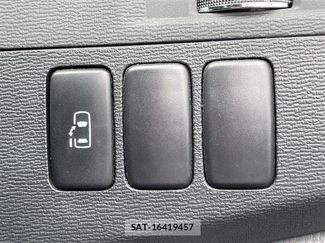 Toyota ISIS 2010 8825616-19