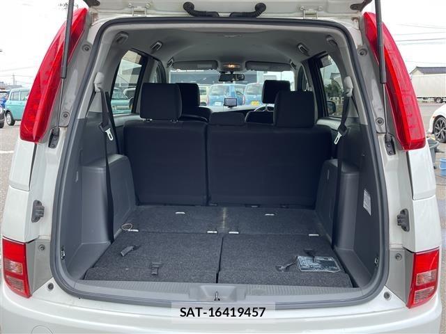 Toyota ISIS 2010 8825616-2