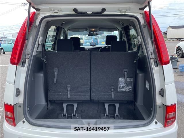Toyota ISIS 2010 8825616-20