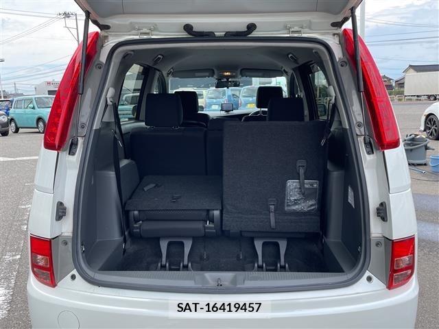 Toyota ISIS 2010 8825616-22