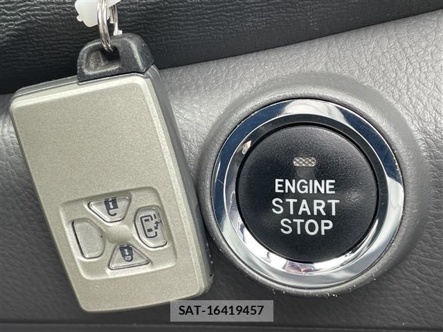 Toyota ISIS 2010 8825616-3