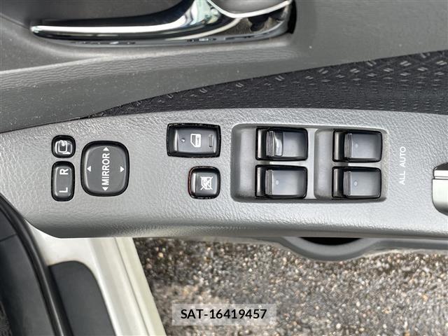 Toyota ISIS 2010 8825616-5
