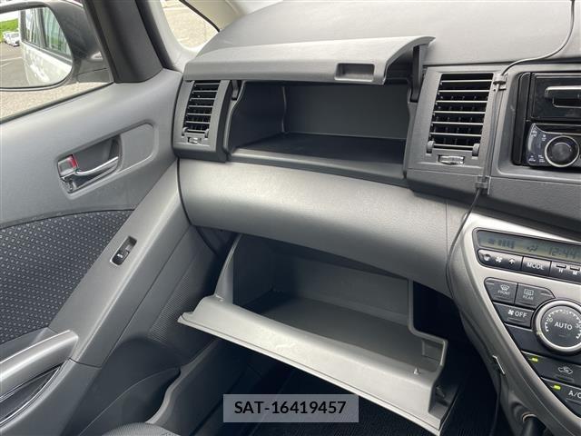 Toyota ISIS 2010 8825616-7