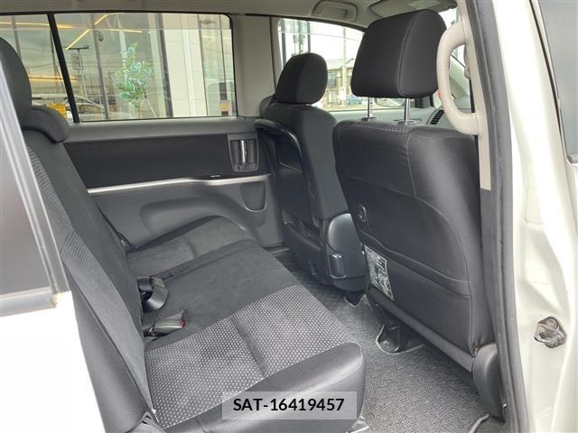 Toyota ISIS 2010 8825616-9