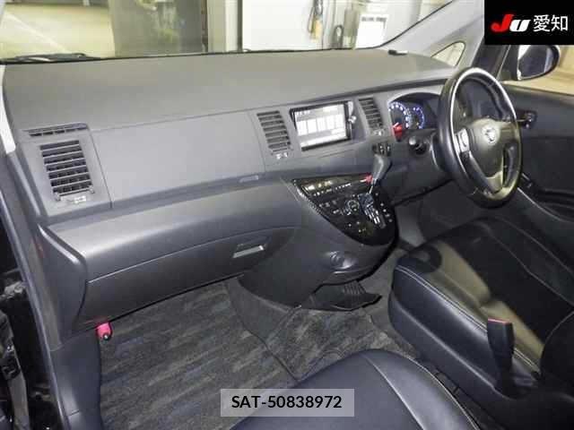 Toyota ISIS 2014 8707646-3