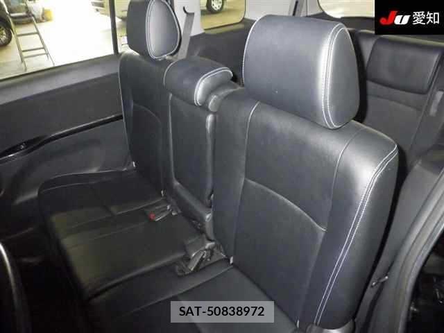 Toyota ISIS 2014 8707646-4