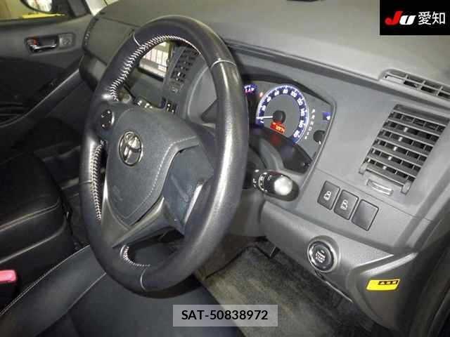 Toyota ISIS 2014 8707646-5
