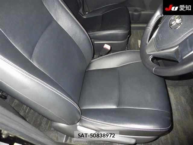 Toyota ISIS 2014 8707646-6