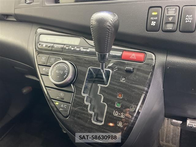 Toyota ISIS 2012 8759803-10
