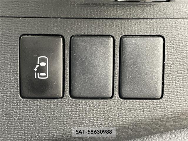 Toyota ISIS 2012 8759803-20