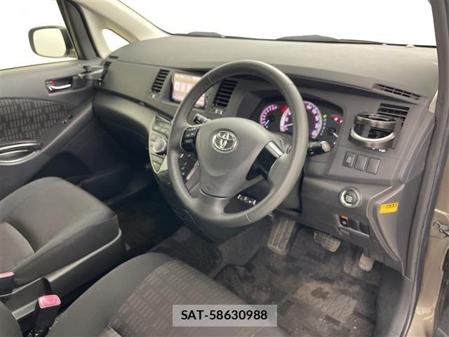 Toyota ISIS 2012 8759803-4