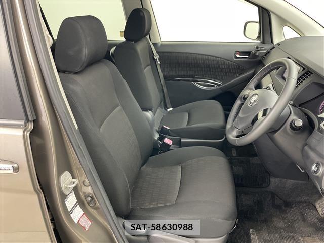 Toyota ISIS 2012 8759803-6