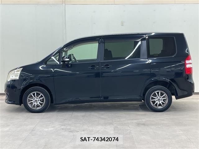 Toyota NOAH 2013 8764966-1