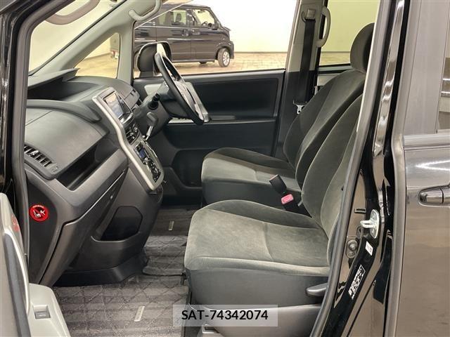 Toyota NOAH 2013 8764966-8