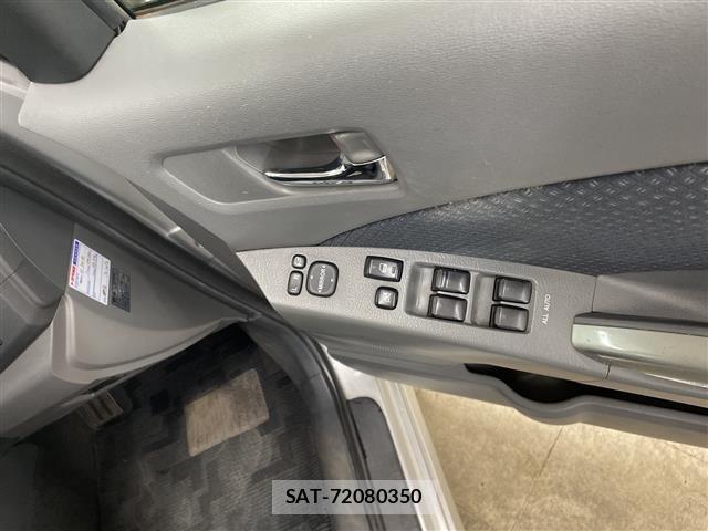 Toyota ISIS 2008 8759813-21