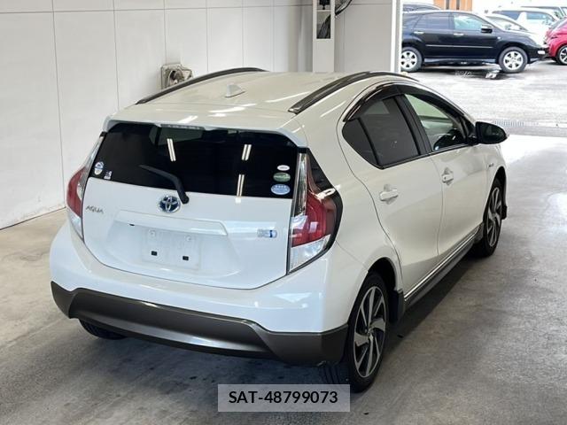 Toyota AQUA 2015 8682956-1