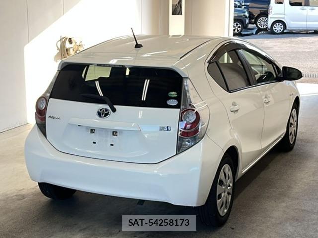 Toyota AQUA 2013 8944418-1