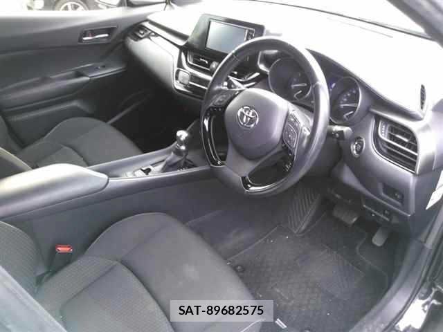 Toyota C-HR 2017 8768396-3