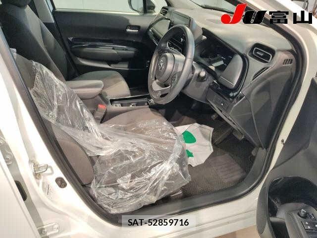 Toyota AQUA 2024 8862381-6