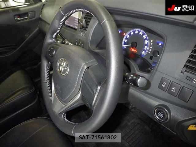 Toyota ISIS 2014 8707647-5