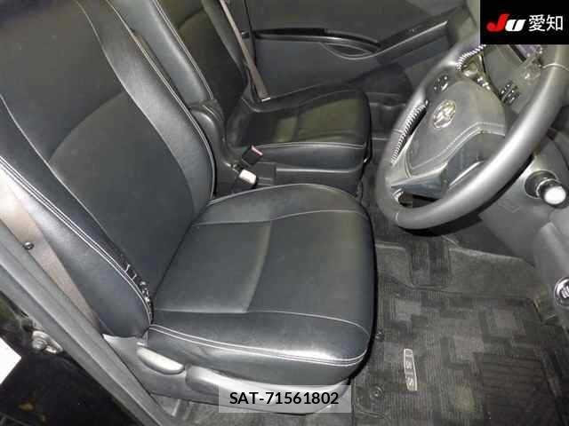 Toyota ISIS 2014 8707647-6