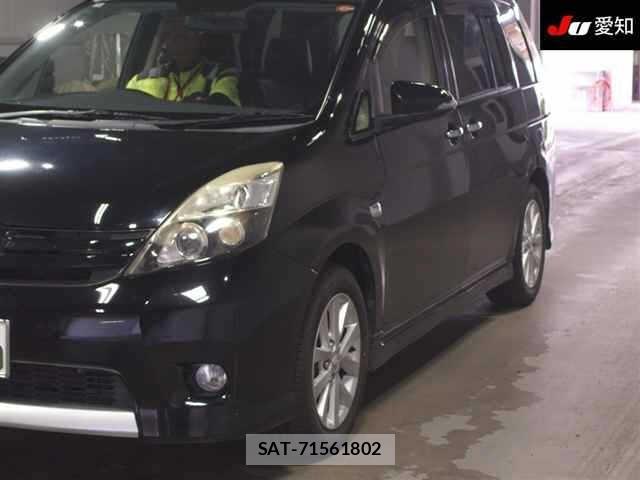Toyota ISIS 2014 8707647-7