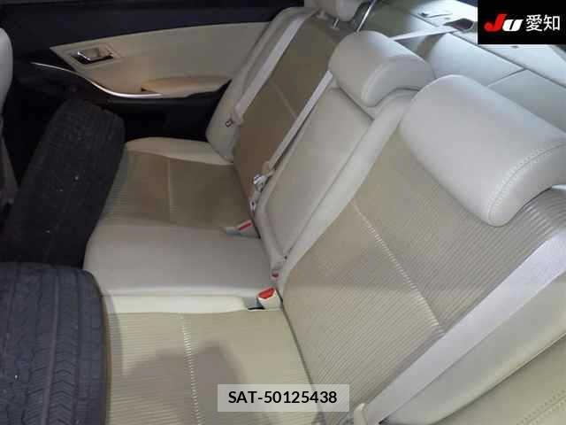 Toyota PREMIO 2017 8700758-4