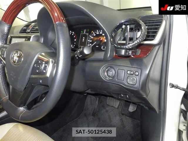 Toyota PREMIO 2017 8700758-5