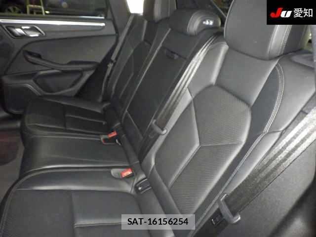 Porsche MACAN 2021 8939122-4
