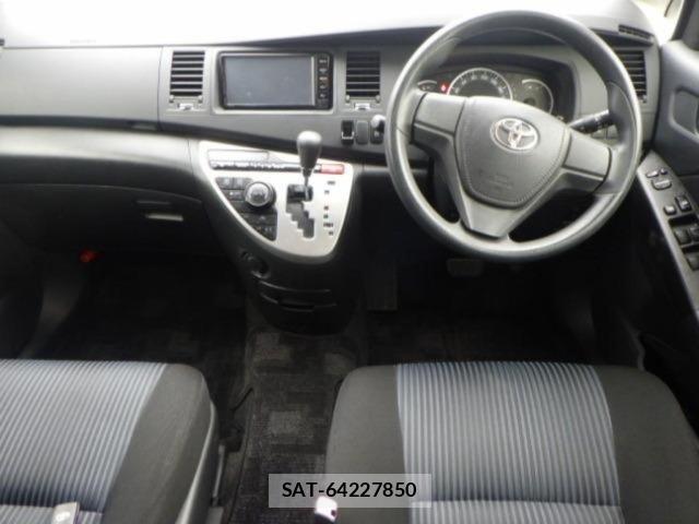 Toyota ISIS 2017 8948012-3