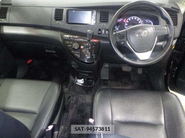 Toyota ISIS 2014 8948024-3