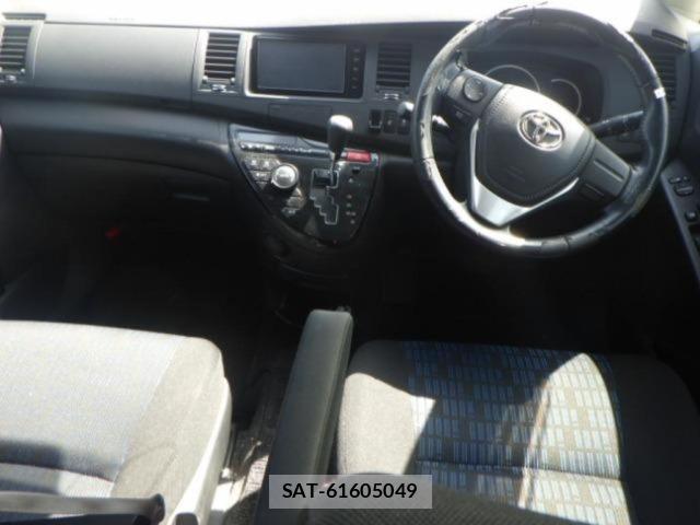 Toyota ISIS 2015 8825622-3