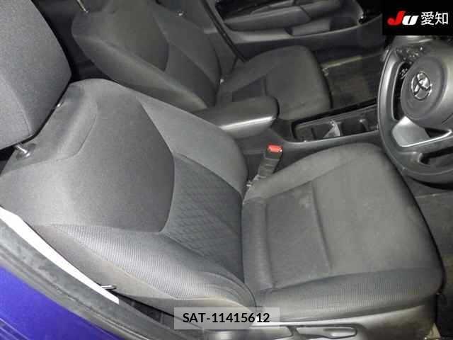 Toyota AQUA 2021 8862365-6