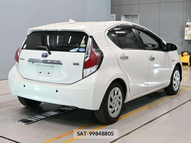Toyota AQUA 2017 8862359-1