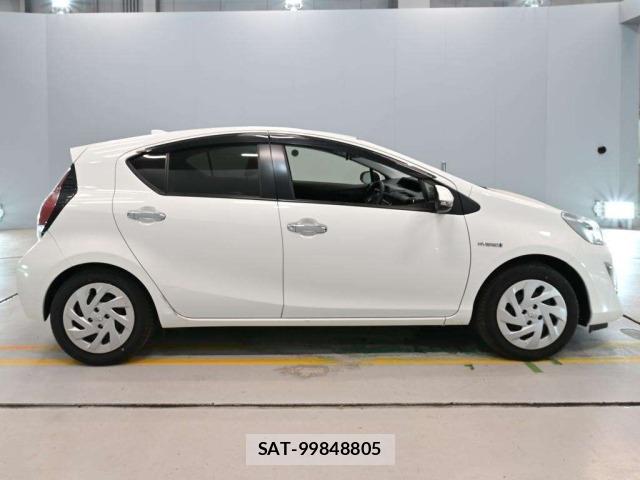 Toyota AQUA 2017 8862359-3