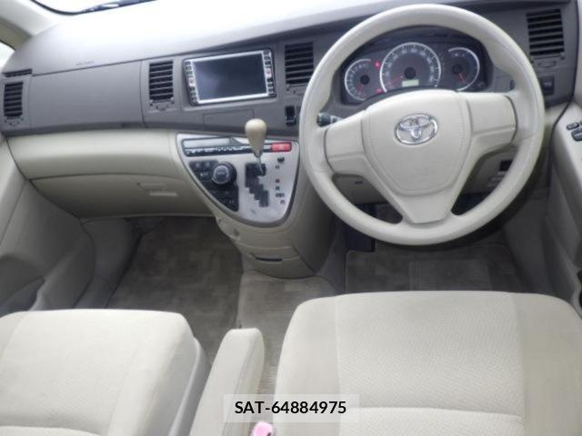 Toyota ISIS 2015 8777960-3