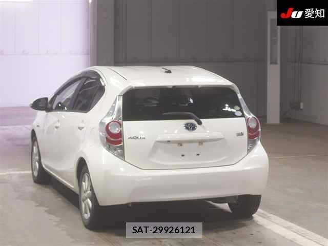 Toyota AQUA 2013 8862366-1