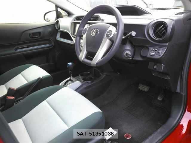 Toyota AQUA 2013 8682928-3