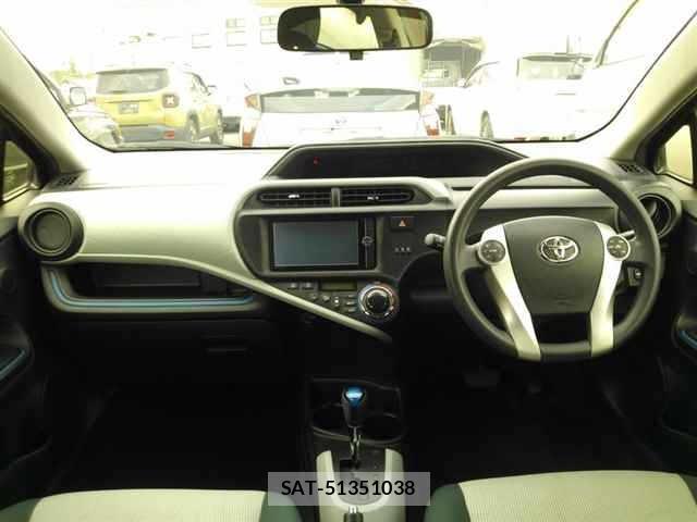 Toyota AQUA 2013 8682928-8