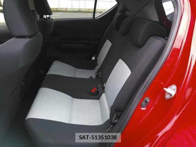 Toyota AQUA 2013 8682928-9