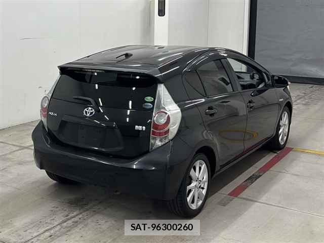 Toyota AQUA 2013 8705888-5
