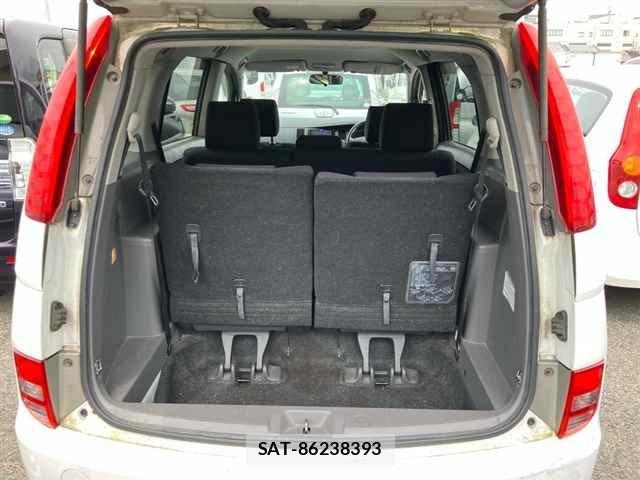 Toyota ISIS 2005 8707674-10